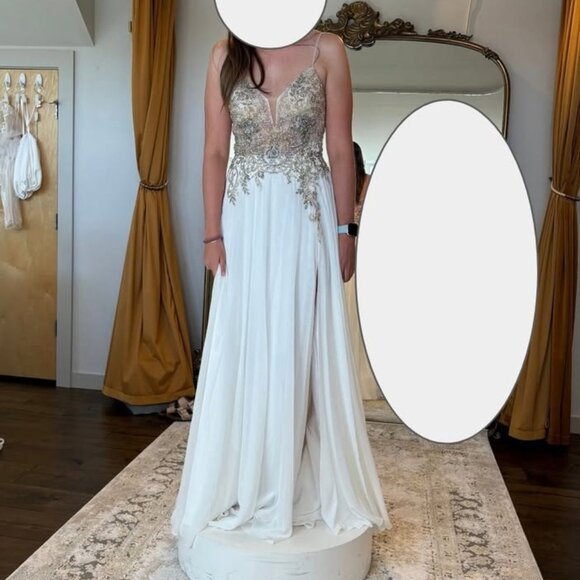 Beautiful Beaded Wedding Dress Size 0-4 - Picture 3 of 4